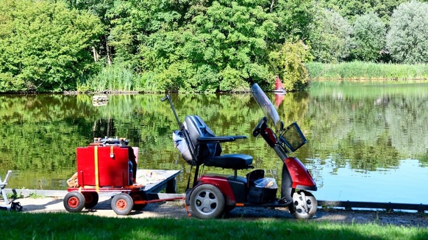 Man op leeftijd raakt met scootmobiel te water in Hoorns park