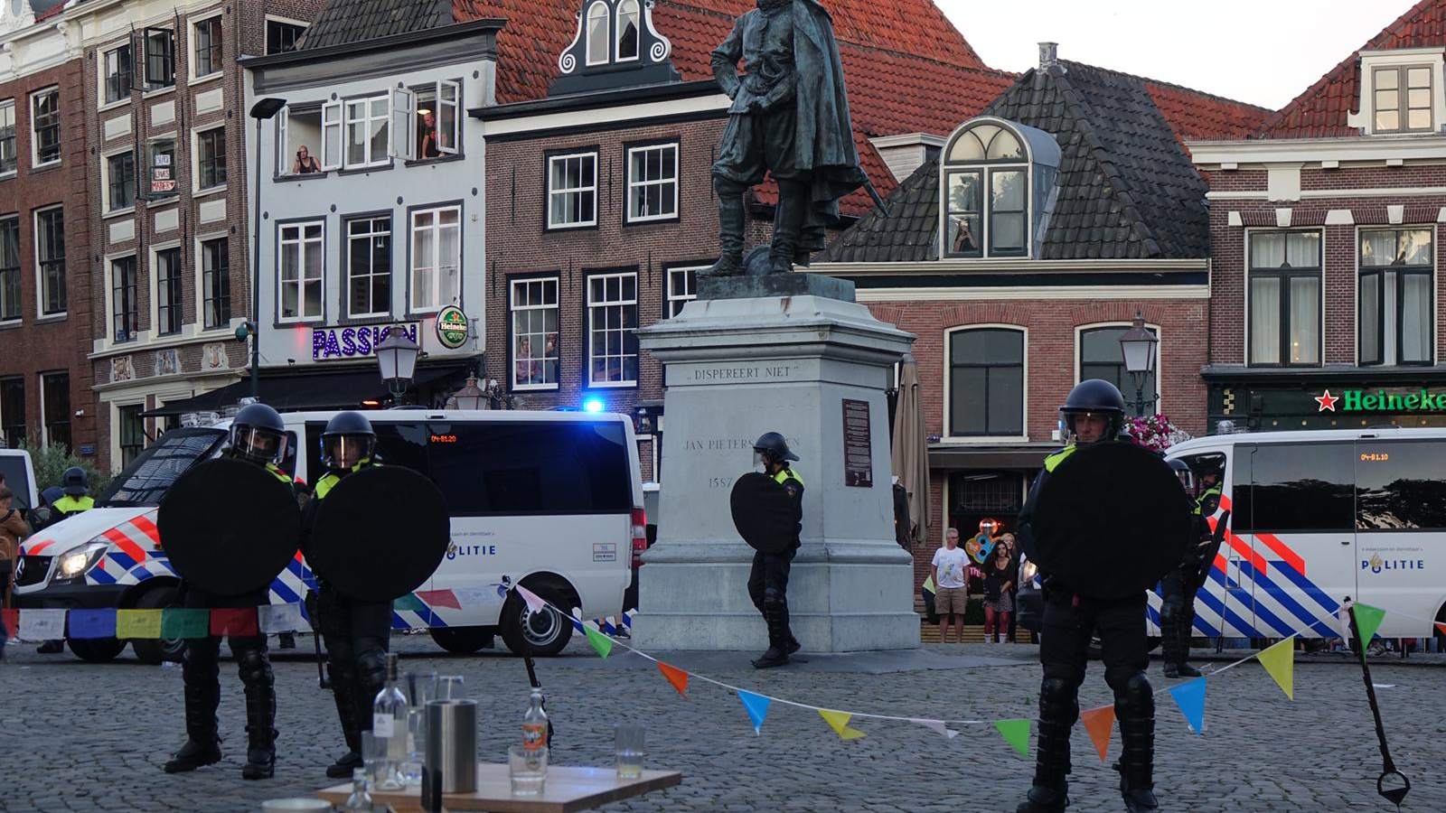 Politie bewaakt standbeeld J.P. Coen