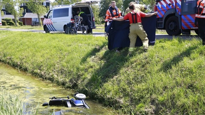 Man in scootmobiel uit sloot getrokken Obdam 