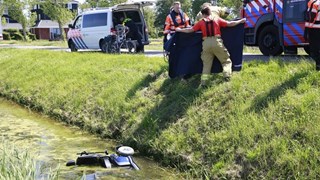 Man in scootmobiel uit sloot getrokken Obdam 