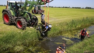 Man in scootmobiel uit sloot getrokken Obdam 2