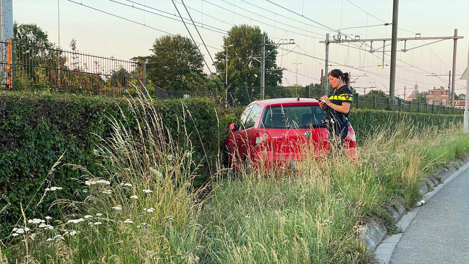 Auto vliegt uit de bocht, bestuurder spoorloos