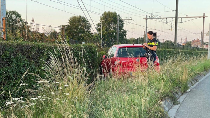 Auto komt tegen hek tot stilstand1