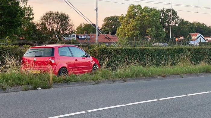 Auto komt tegen hek tot stilstand2