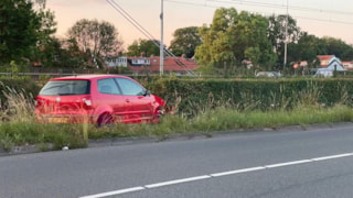 Auto komt tegen hek tot stilstand2