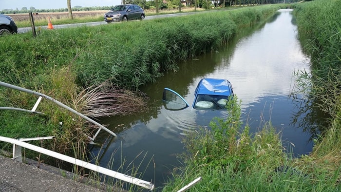Auto te water na botsing Enkhuizen 2