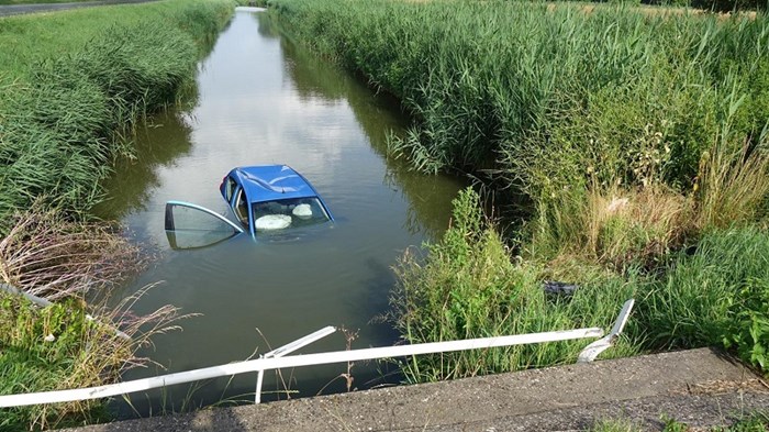 Auto te water na botsing Enkhuizen 1