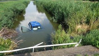 Auto te water na botsing Enkhuizen 1