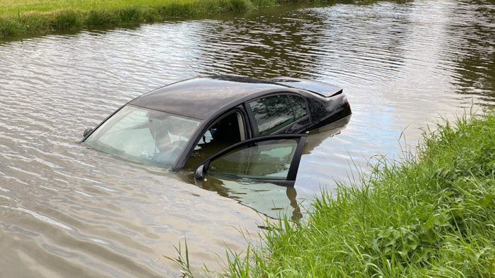 Auto in het water Berkhout2