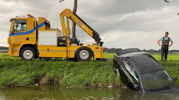 Auto in het water Berkhout1