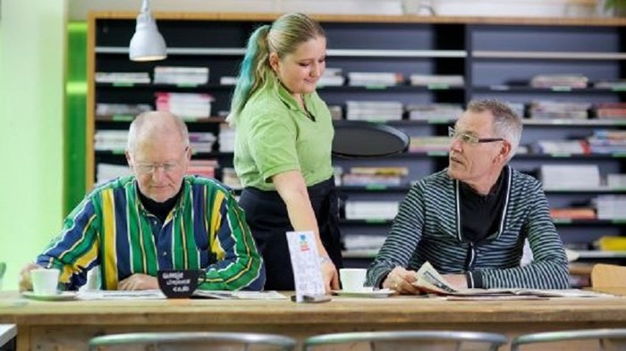 Bediening leescaf&#233; bibliotheek Hoorn 3