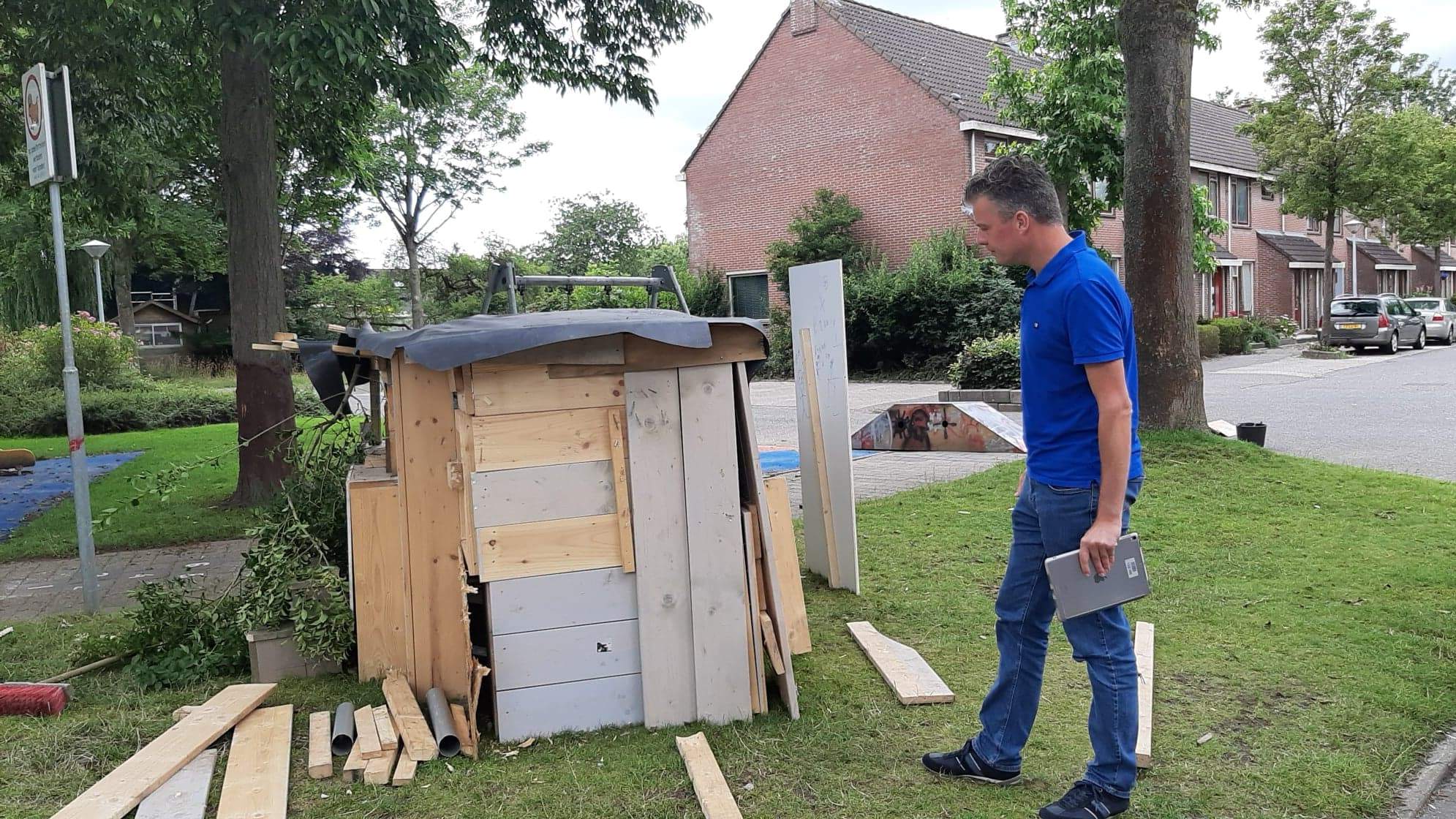 Wethouder bekijkt 'illegaal' bouwwerk aan de Waterkers