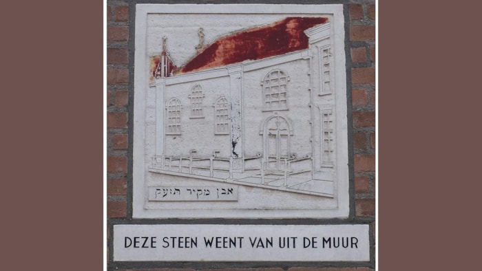 Gevelsteen op Italiaanse Zeedijk 122 de plek van de afgebroken Synagoge