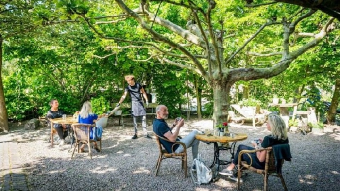 Mensen op terras op afstand