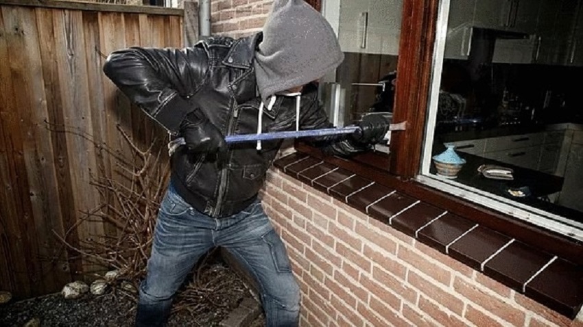 Bewoner stuit op inbreker