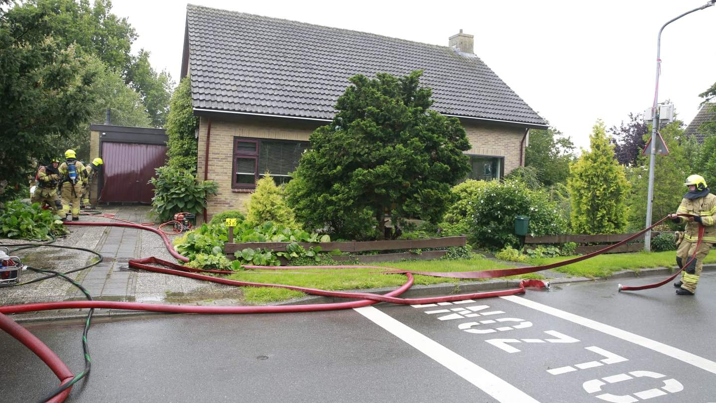 Brand in garage van woning in Avenhorn