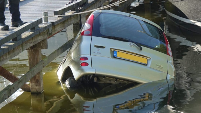 Auto rijdt het water in aan de Pekelharinghaven in Medemblik2
