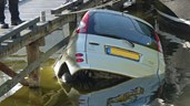 Auto rijdt het water in aan de Pekelharinghaven in Medemblik2