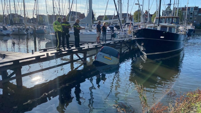 Auto rijdt het water in aan de Pekelharinghaven in Medemblik3