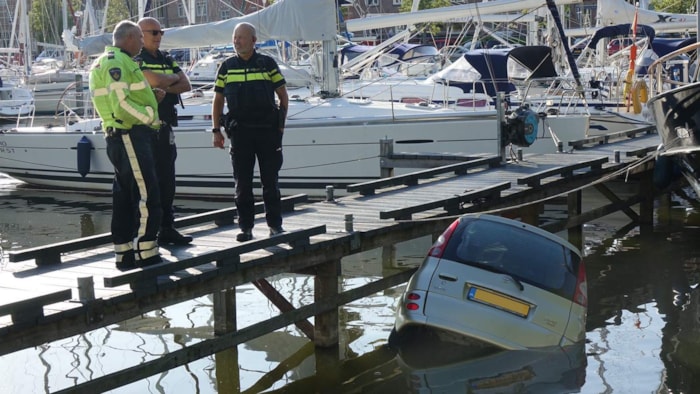 Auto rijdt het water in aan de Pekelharinghaven in Medemblik4