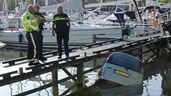 Auto rijdt het water in aan de Pekelharinghaven in Medemblik4