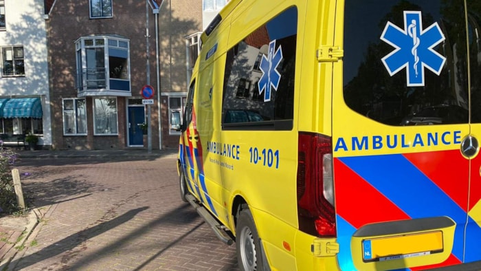 Auto rijdt het water in aan de Pekelharinghaven in Medemblik5