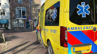 Auto rijdt het water in aan de Pekelharinghaven in Medemblik5