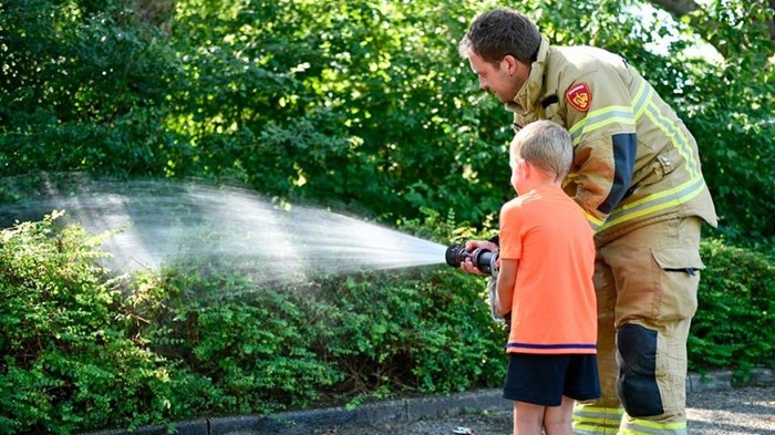 Klein jongetje assisteert bij blussen brandje Blokker 1