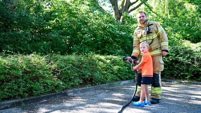 Klein jongetje assisteert bij blussen brandje Blokker 3