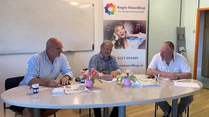 DAB+ overeenkomst wordt getekend v.l.n.r. Peter Kaarls bestuurslid Hoornradio Edo van Eekeres voorzitter HoornRadio Gerard Reis voorzitter Regio Noordkop RTV
