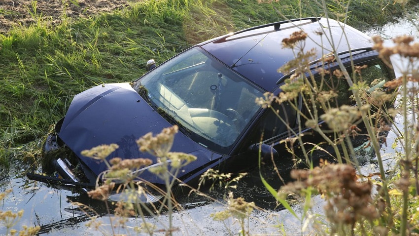 Auto te water A.C. de Graafweg bij Opmeer
