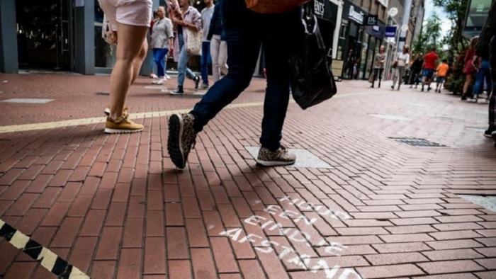 Afstand houden in winkelstraat