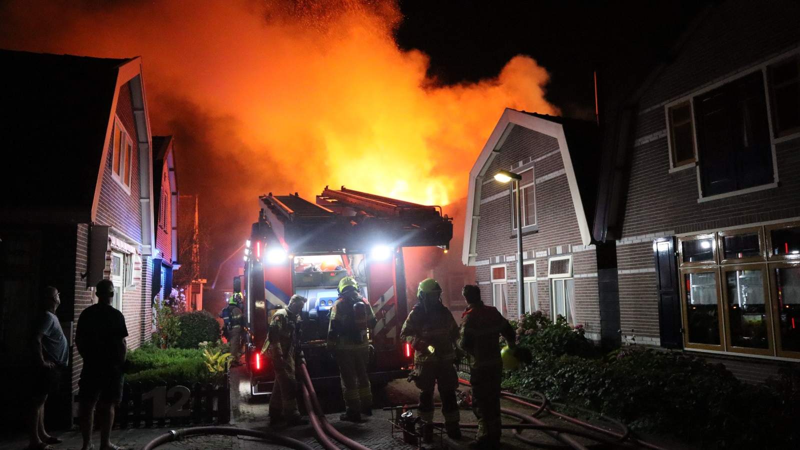 Brandweer uren bezig met blussen van woningbrand in Obdam