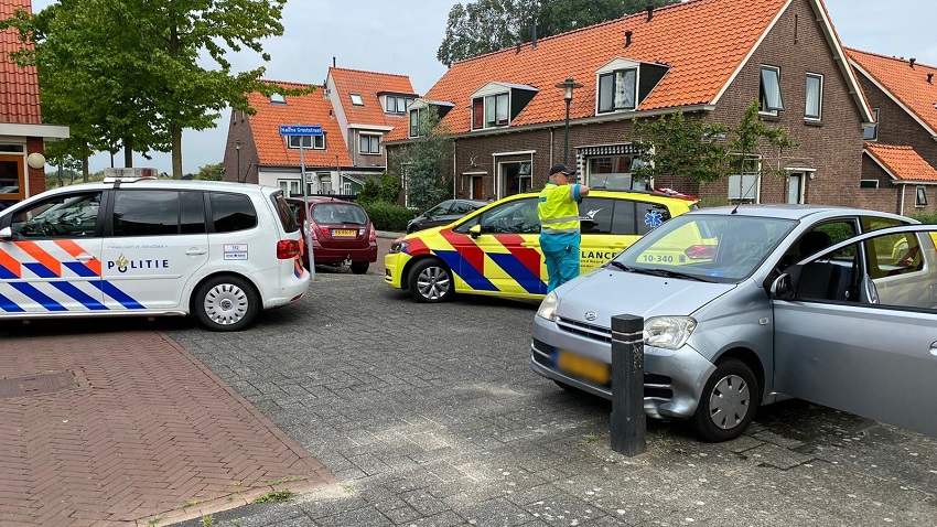 Auto tegen paal in Enkhuizen: bestuurder naar ziekenhuis