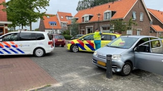 Auto rijdt tegen paaltje aan in Enkhuizen 3