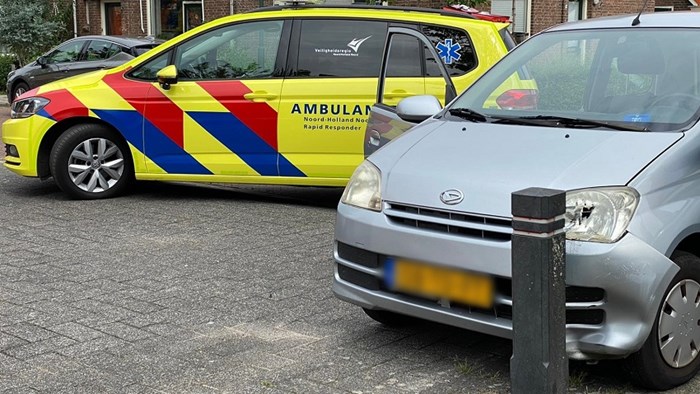 Auto rijdt tegen paaltje aan in Enkhuizen 2