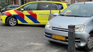 Auto rijdt tegen paaltje aan in Enkhuizen 2