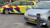Auto rijdt tegen paaltje aan in Enkhuizen 2