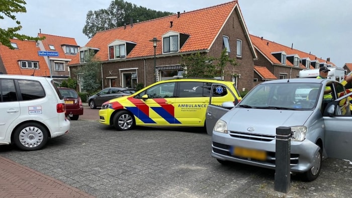 Auto rijdt tegen paaltje aan in Enkhuizen 1