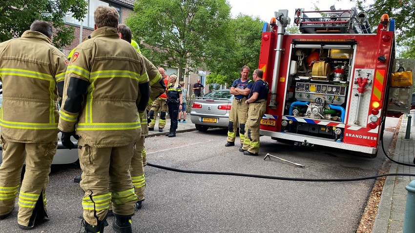 Auto vliegt in brand in Andijk