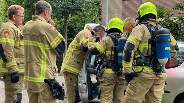 Auto vliegt in brand in Andijk 2