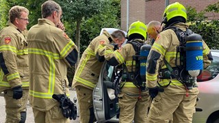 Auto vliegt in brand in Andijk 2