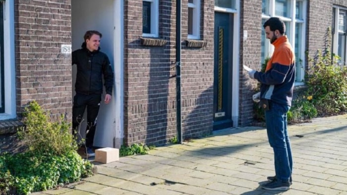 Postbode aan de deur