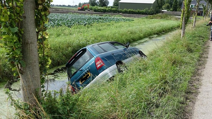 Auto te water in Hauwert 3
