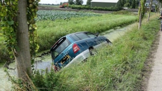 Auto te water in Hauwert 3