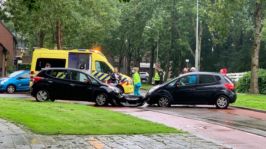 Twee auto's frontaal op elkaar in Enkhuizen