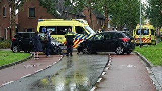 Twee auto's beschadigd na botsing in Enkhuizen 2