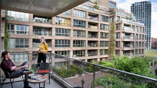 Jongeren op een balkon