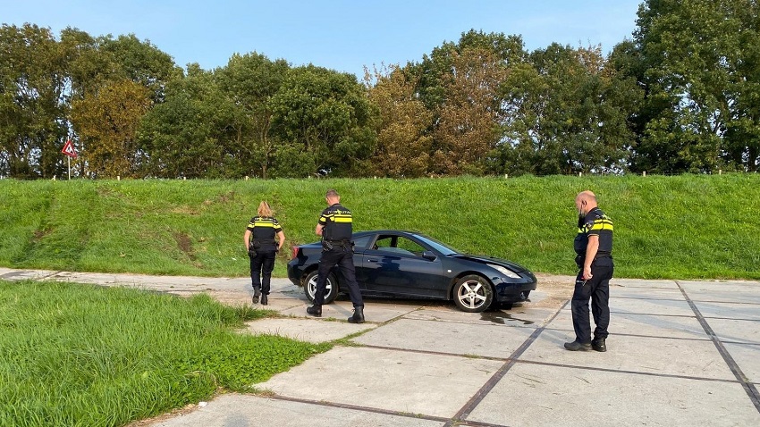 Auto knalt tegen Oosterdijk in Enkhuizen