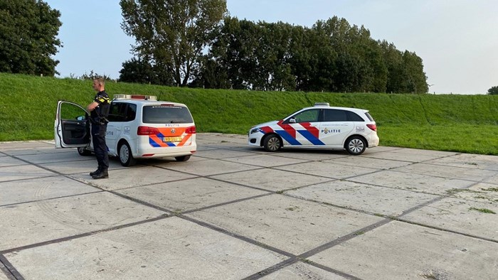 Auto raakt van dijk in Enkhuizen 2